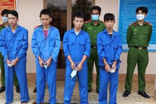 Nổ nhiều phát súng, chém người dân trọng thương trên đường đi tìm đối thủ