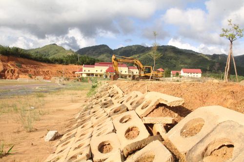 Cận cảnh sân vận động gần 15 tỷ đồng ở Quảng Nam mới hoàn thành đã hư hỏng