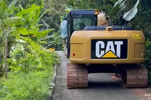 Máy xúc bị lỗi phanh, tuột dốc rơi xuống khe núi ở Thái Lan