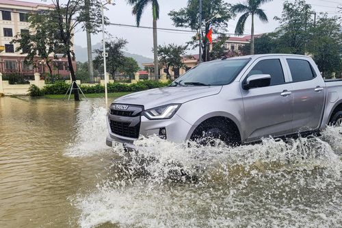 Đường biến thành sông, hàng trăm người bỏ ô tô bì bõm lội vào ủy ban huyện