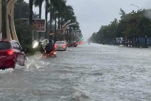 Thành phố Vinh ngập sâu, nhiều xe chết máy