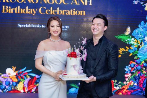 Trương Ngọc Ánh tình tứ bên bạn trai Anh Dũng đón sinh nhật muộn