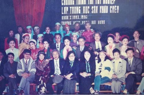Vẳng tiếng trống chèo…