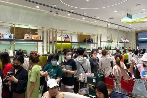 Xếp hàng từ sáng để săn sale Black Friday