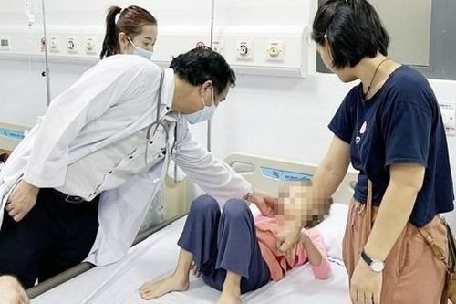 16 học sinh ở Tiền Giang nhập viện cấp cứu sau khi ăn bánh, uống sữa