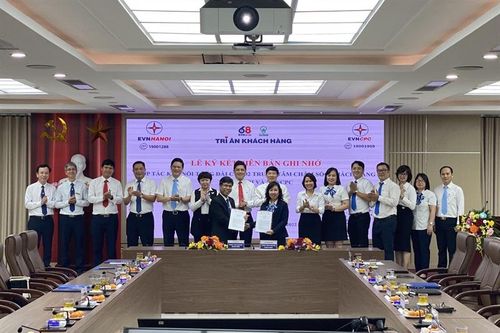 Hai Tổng Cty Điện lực Miền Trung và Hà Nội hợp tác kết nối tổng đài Trung tâm Chăm sóc khách hàng