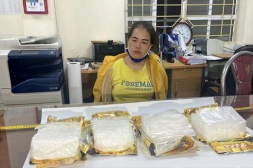 Bắt 'nữ quái' mang bao tải ma túy đá ngụy trang trong túi trà đem bán