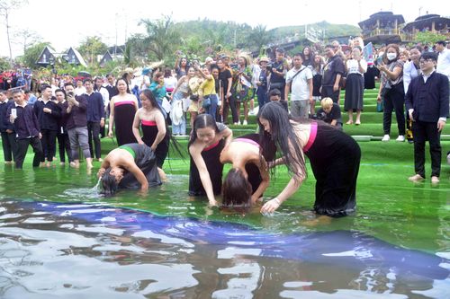 Thí sinh Hoa hậu Du lịch thế giới thích thú trải nghiệm Lễ hội gội đầu