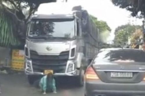 Tạt đầu xe tải để sang đường, nữ sinh thoát chết trong gang tấc