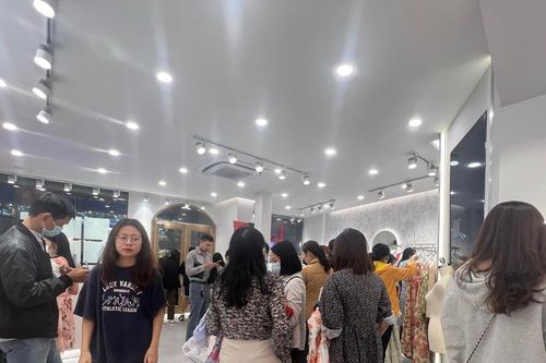 Black Friday Hà Nội chỗ đông đúc, nơi vắng vẻ