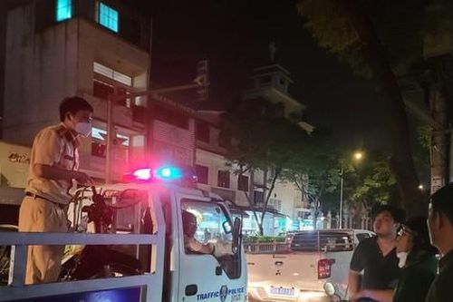 Xe máy tông vào xe buýt, một người tử vong