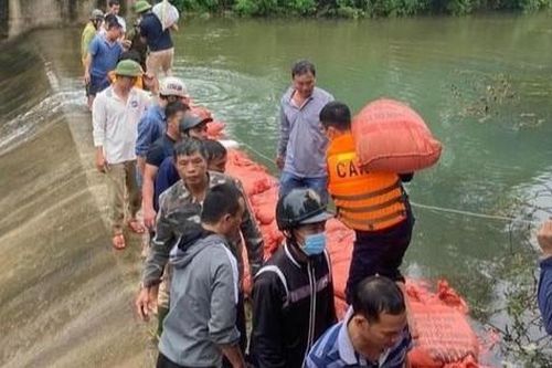 Ngăn dòng chảy, rà từng vị trí đập tràn tìm kiếm người đàn ông đuối nước