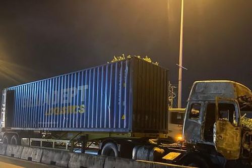 Xe container đang chạy bất ngờ bốc cháy trơ khung