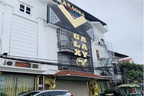 Làm rõ vụ 6 nam thanh niên và 2 cô gái thoát y trong quán karaoke