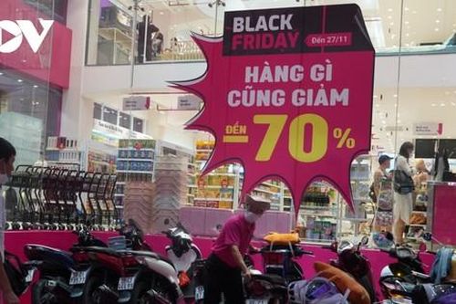 Nhiều cửa hàng ở TP.HCM giảm giá 'khủng' dịp Black Friday