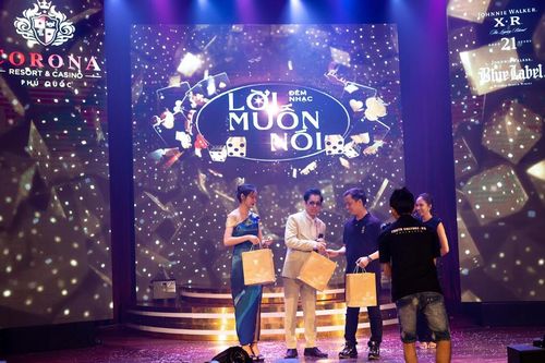 Danh ca Ngọc Sơn 'quẩy cực sung' trong đêm nhạc tại Phú Quốc