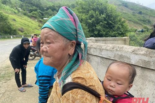 Những đứa trẻ lớn lên trên lưng mẹ