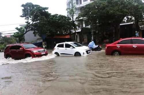Nghệ An: Cận cảnh nhiều tuyến đường ở TP. Vinh ngập sâu trong nước