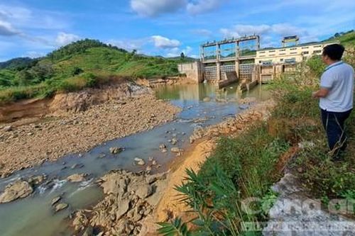 5 thủy điện trên một dòng sông đoạn chảy qua một xã