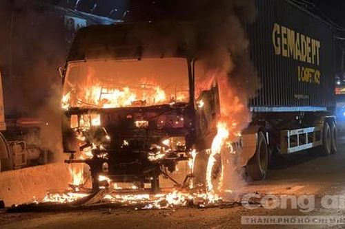 Xe container chở giấy cuộn cháy ngùn ngụt trên quốc lộ 1 đoạn qua TP.Thủ Đức