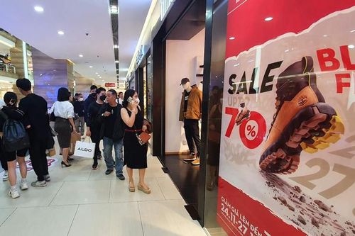 Black Friday: Trung tâm thương mại nhộn nhịp, phố thời trang vắng vẻ