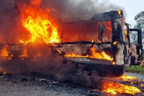 Đang di chuyển, xe khách bất ngờ bốc cháy trên cao tốc Pháp Vân - Cầu Giẽ
