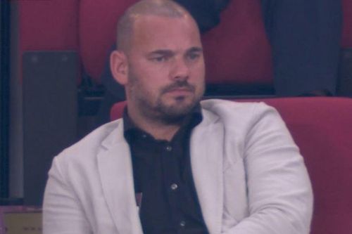 Wesley Sneijder gây chú ý khi đi xem World Cup