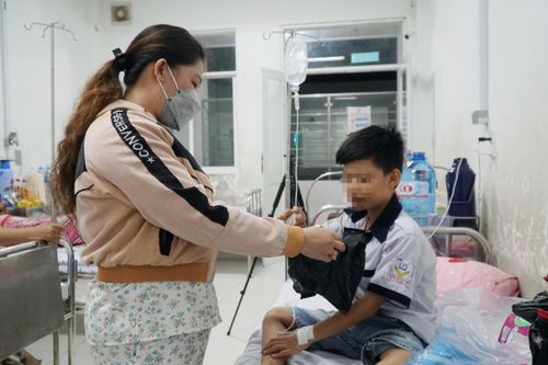 Hàng loạt học sinh nhập viện sau khi ăn cơm cuộn ở cổng trường
