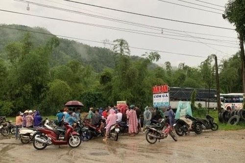 Xe tải lùi cán chết 3 người ở Phú Yên