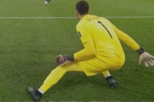 Vài centimet gót chân giúp Szczesny thành người hùng của Ba Lan