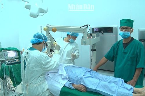 Phẫu thuật đục thủy tinh thể miễn phí cho người dân nghèo vùng biên giới Gia Lai và Kon Tum