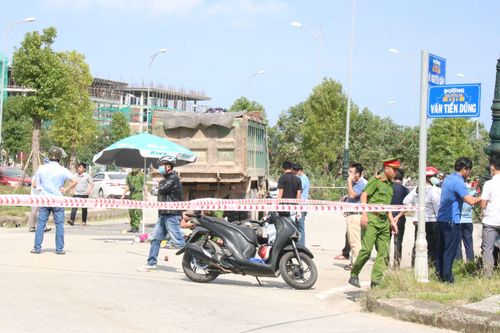 Xe tải tông khiến người mẹ mang bầu cùng 2 con nhỏ tử vong