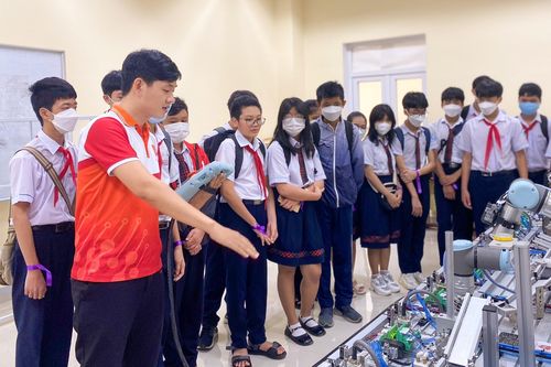 Học sinh THCS TP Huế được trải nghiệm lắp ghép và điều khiển robot