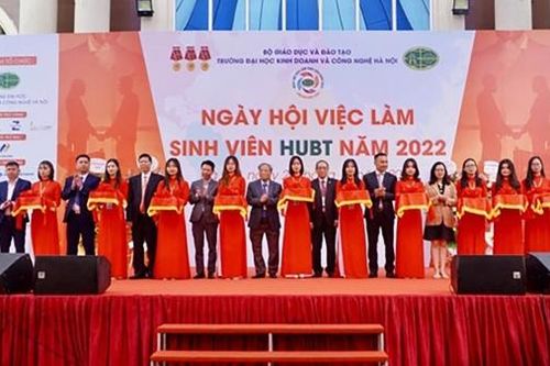 Sôi động ngày hội việc làm sinh viên HUBT 2022