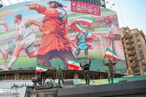 Cách Iran ăn mừng chiến thắng: đi bão bằng ôtô, phát kẹo, lính đặc nhiệm phất cờ trên xe bọc thép