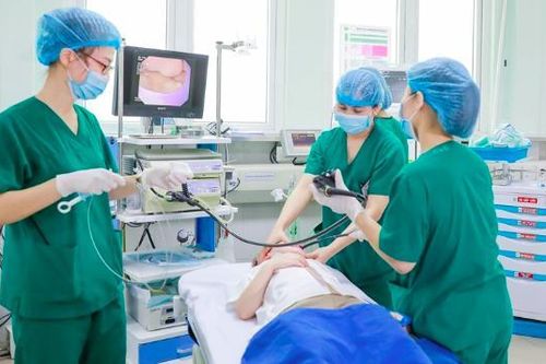 Con đau bụng, nôn ra máu, cha mẹ bất ngờ khi trẻ mắc bệnh tưởng chỉ có ở người lớn