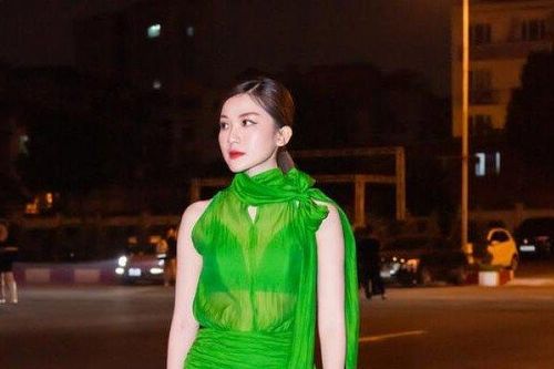 Lương Thanh lần đầu thử xuyên thấu, Huyền My khoe chân dài tít tắp