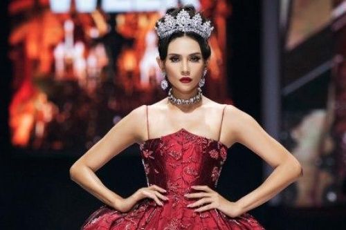 Siêu mẫu Võ Hoàng Yến lộng lẫy như nữ thần khi làm vedette diễn thời trang
