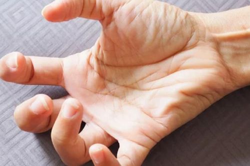 2 học sinh co giật, khó thở sau khi ăn kẹo của người đàn ông lạ mặt