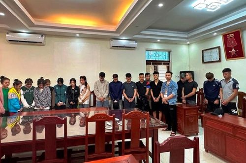 Bắt quả tang 15 nam nữ thanh niên đang 'thác loạn' trong quán karaoke ở Thanh Hóa