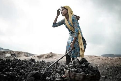 Những bé gái Ấn Độ mưu sinh bên mỏ than: 'Chúng cháu sợ hãi nhưng buộc phải chấp nhận rủi ro'