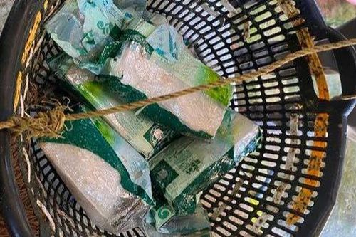 Phát hiện bao tải nghi chứa ma túy trôi dạt trên biển