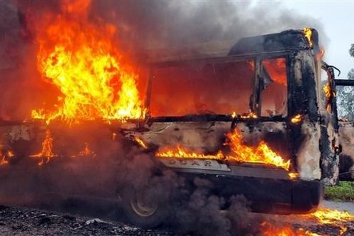 'Bà hỏa' đốt rụi xe khách trên cao tốc