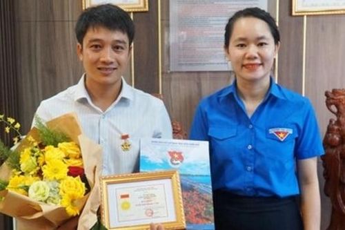 Tặng huy hiệu 'Tuổi trẻ dũng cảm' cho nam thanh niên lao xuống sông cứu người