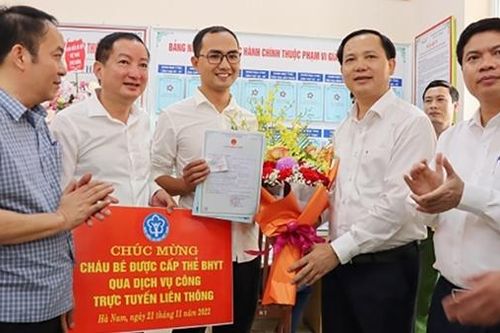 Bé gái đầu tiên trên cả nước được cấp giấy khai sinh, thẻ BHYT qua dịch vụ công liên thông