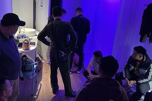Mua ma túy rồi rủ nhóm bạn vào khách sạn 'phê'