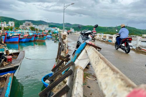 Cận cảnh cây cầu rệu rã chờ sập, người dân 'nín thở' đi qua mỗi ngày