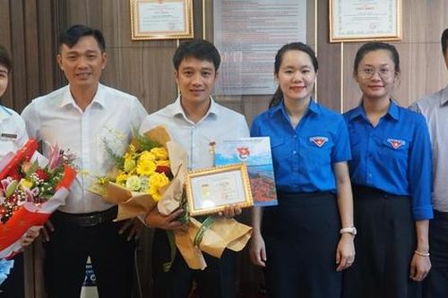 Trao tặng huy hiệu 'Tuổi trẻ dũng cảm' cho chàng trai xứ Thanh lao xuống sông cứu người