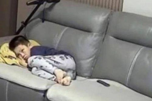 Mê tivi, cậu bé bị bố mẹ phạt thức xem cả đêm