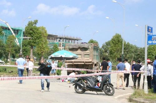Một ngày xảy 2 vụ tai nạn giữa xe tải và xe máy làm 6 người chết